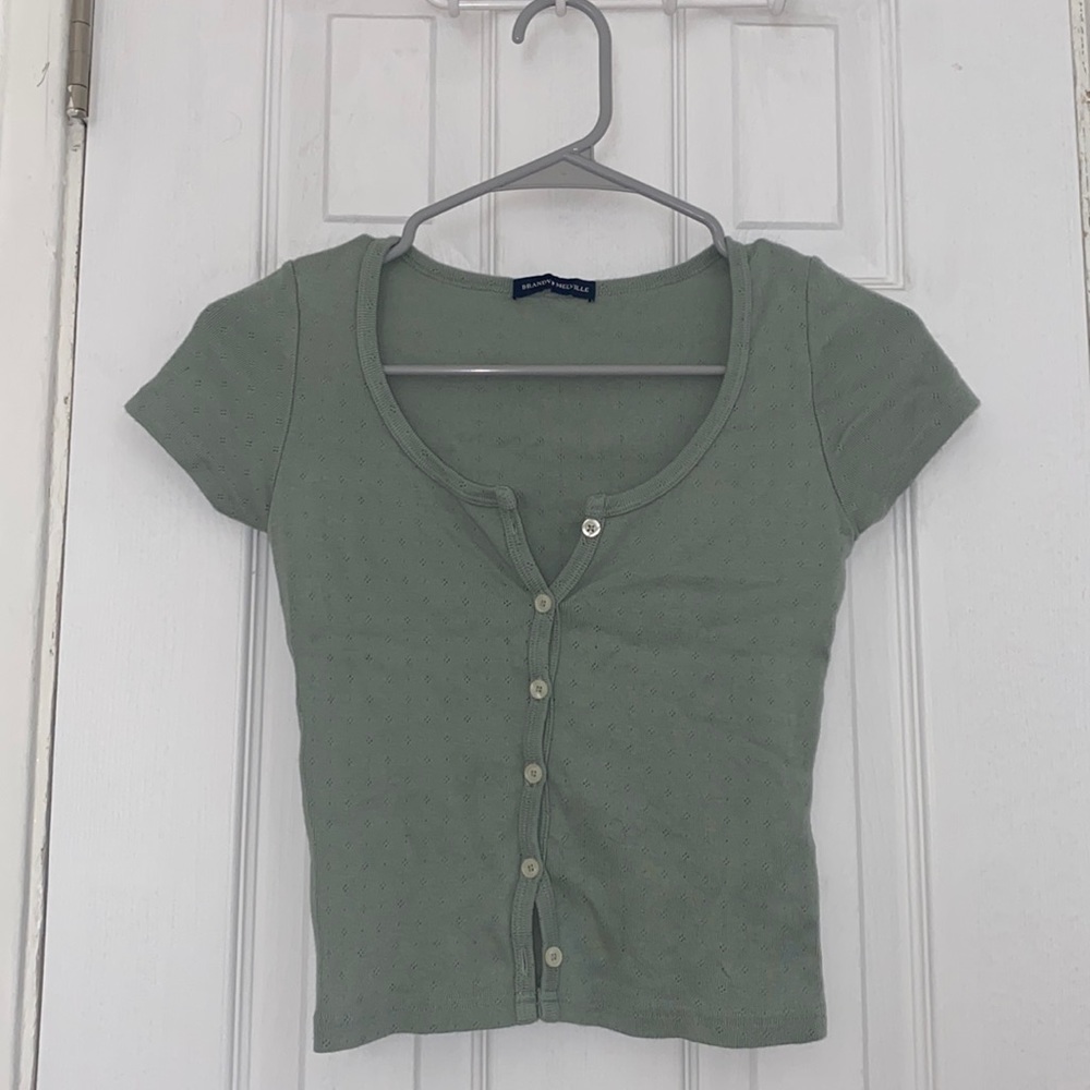 Brandy Melville shorts sleeve buttoned